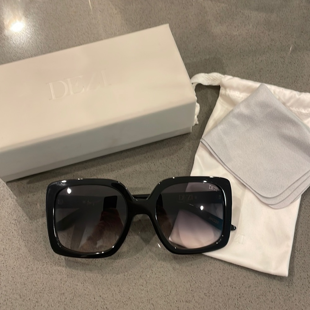 Dezi HARPER Black/ Smoke Gradient Sunglasses